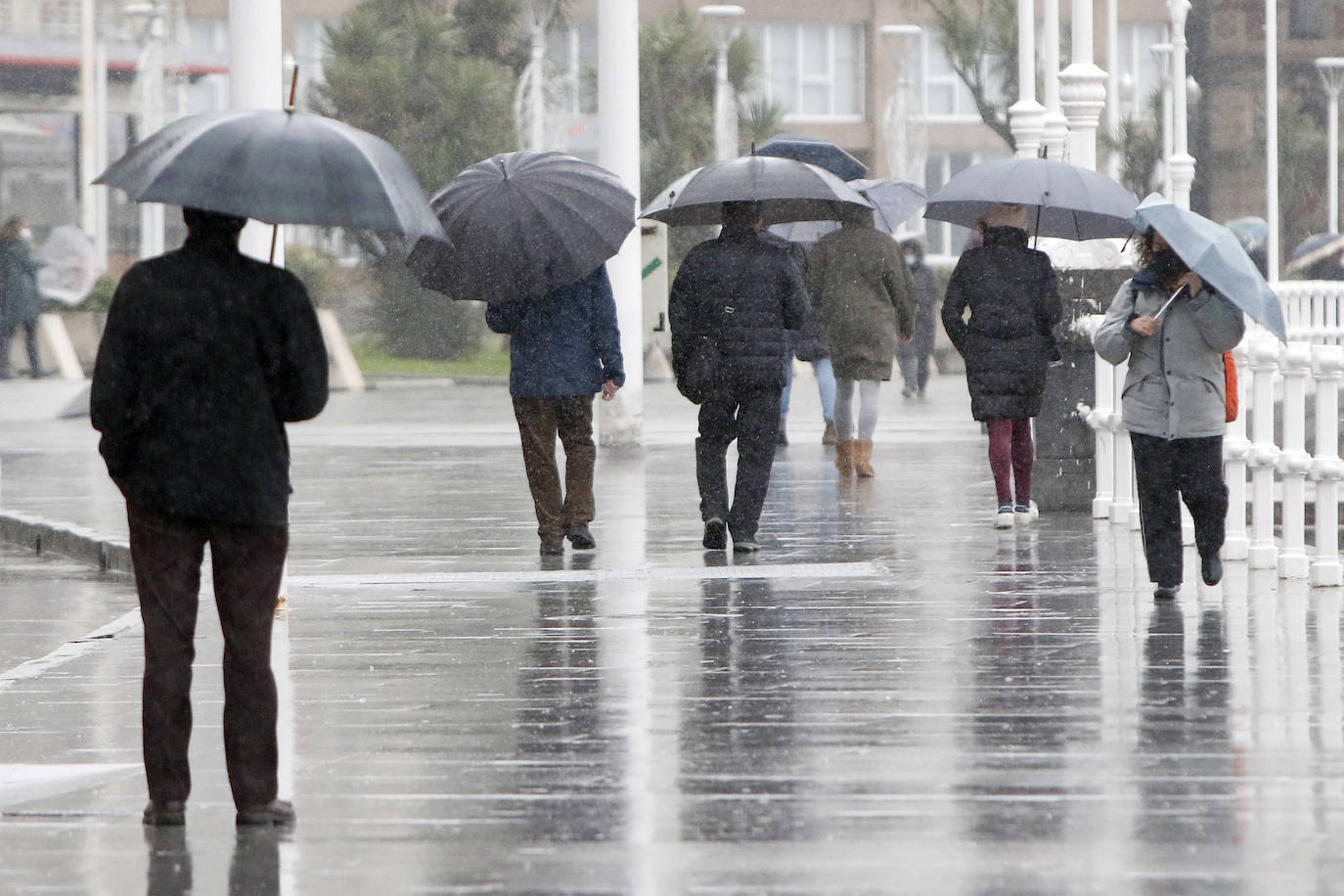 Asturias, junto a otras ocho provincias españolas, se encuentra hoy en aviso naranja (riesgo importante) activado por la Aemet ante la previsión de importantes fenómenos costeros. Abundantes lluvias y fuertes rachas de viento que se hacen notar en algunas localidades asturianas.