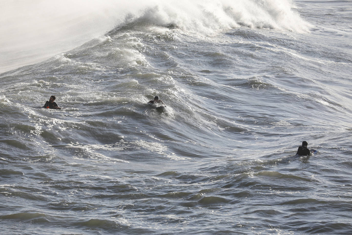 Asturias, junto a otras ocho provincias españolas, se encuentra hoy en aviso naranja (riesgo importante) activado por la Aemet ante la previsión de importantes fenómenos costeros. Abundantes lluvias y fuertes rachas de viento que se hacen notar en algunas localidades asturianas.