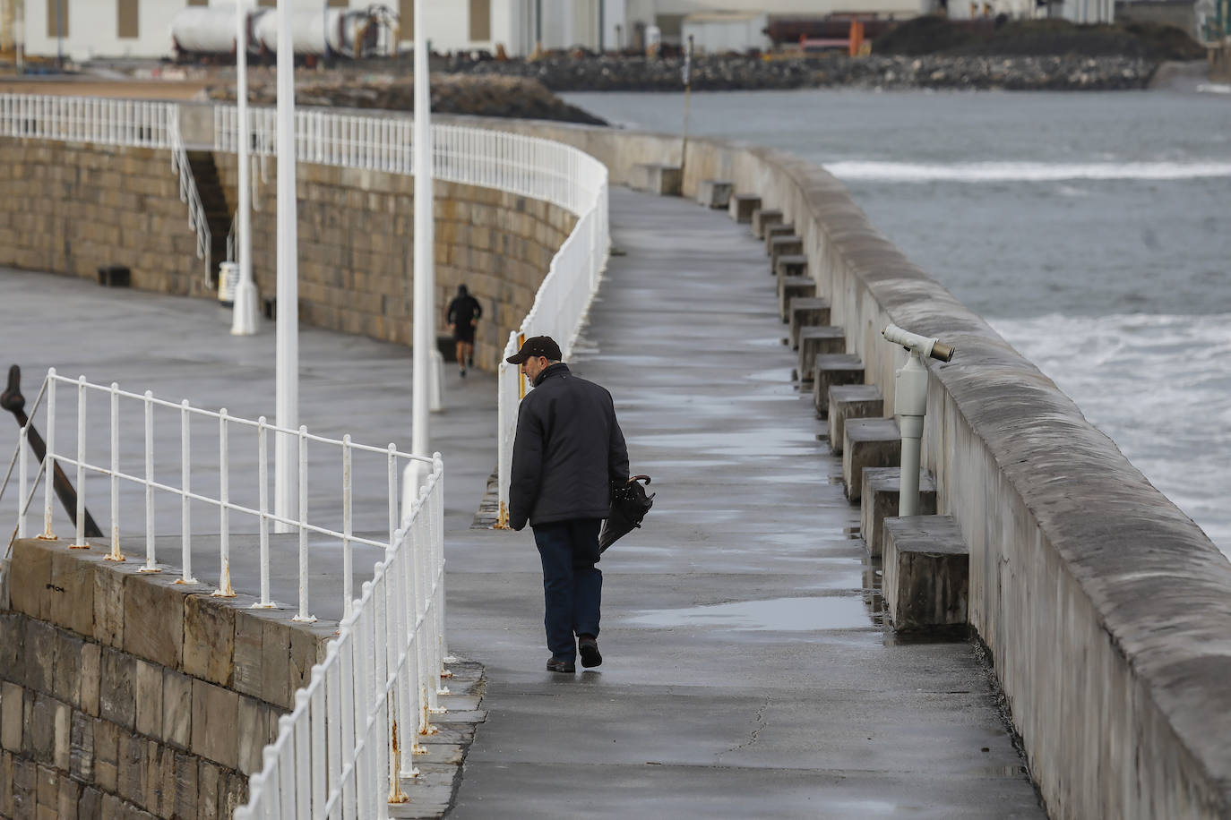 Asturias, junto a otras ocho provincias españolas, se encuentra hoy en aviso naranja (riesgo importante) activado por la Aemet ante la previsión de importantes fenómenos costeros. Abundantes lluvias y fuertes rachas de viento que se hacen notar en algunas localidades asturianas.