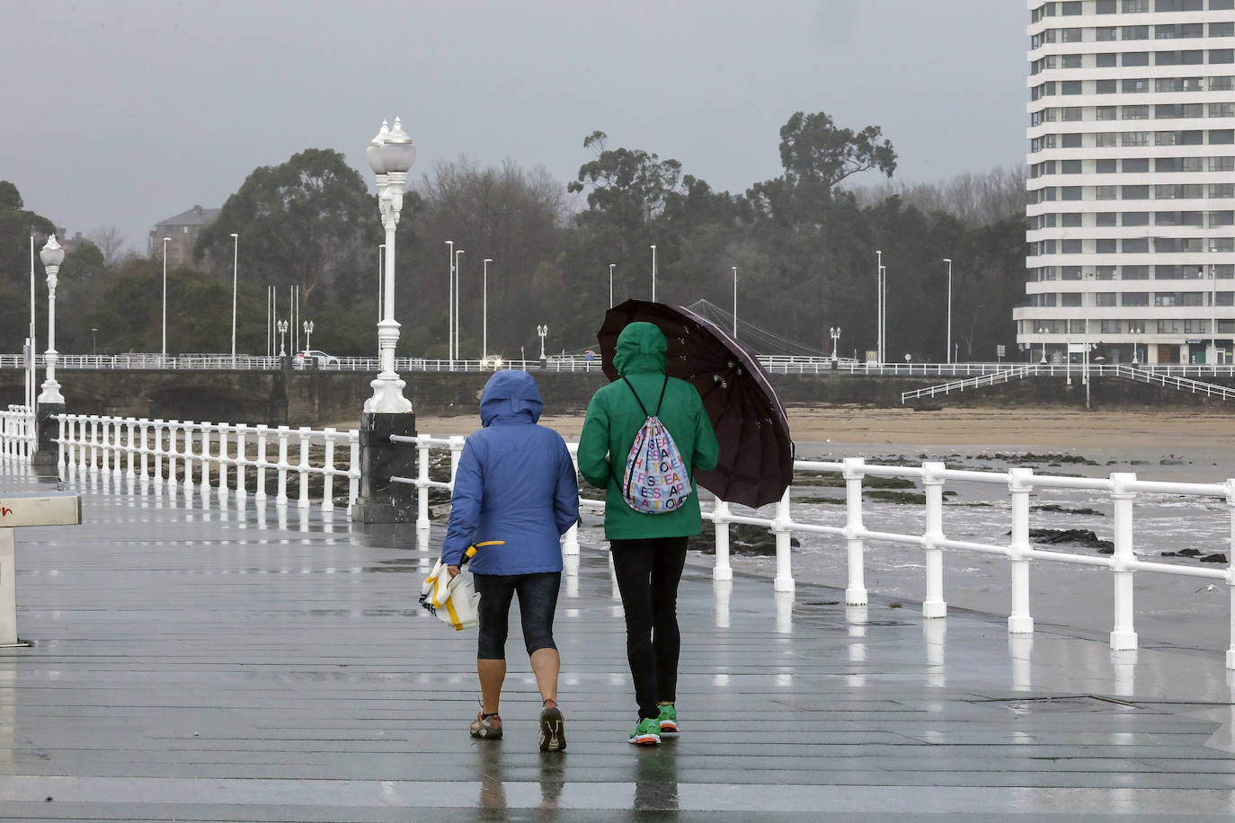Asturias, junto a otras ocho provincias españolas, se encuentra hoy en aviso naranja (riesgo importante) activado por la Aemet ante la previsión de importantes fenómenos costeros. Abundantes lluvias y fuertes rachas de viento que se hacen notar en algunas localidades asturianas.