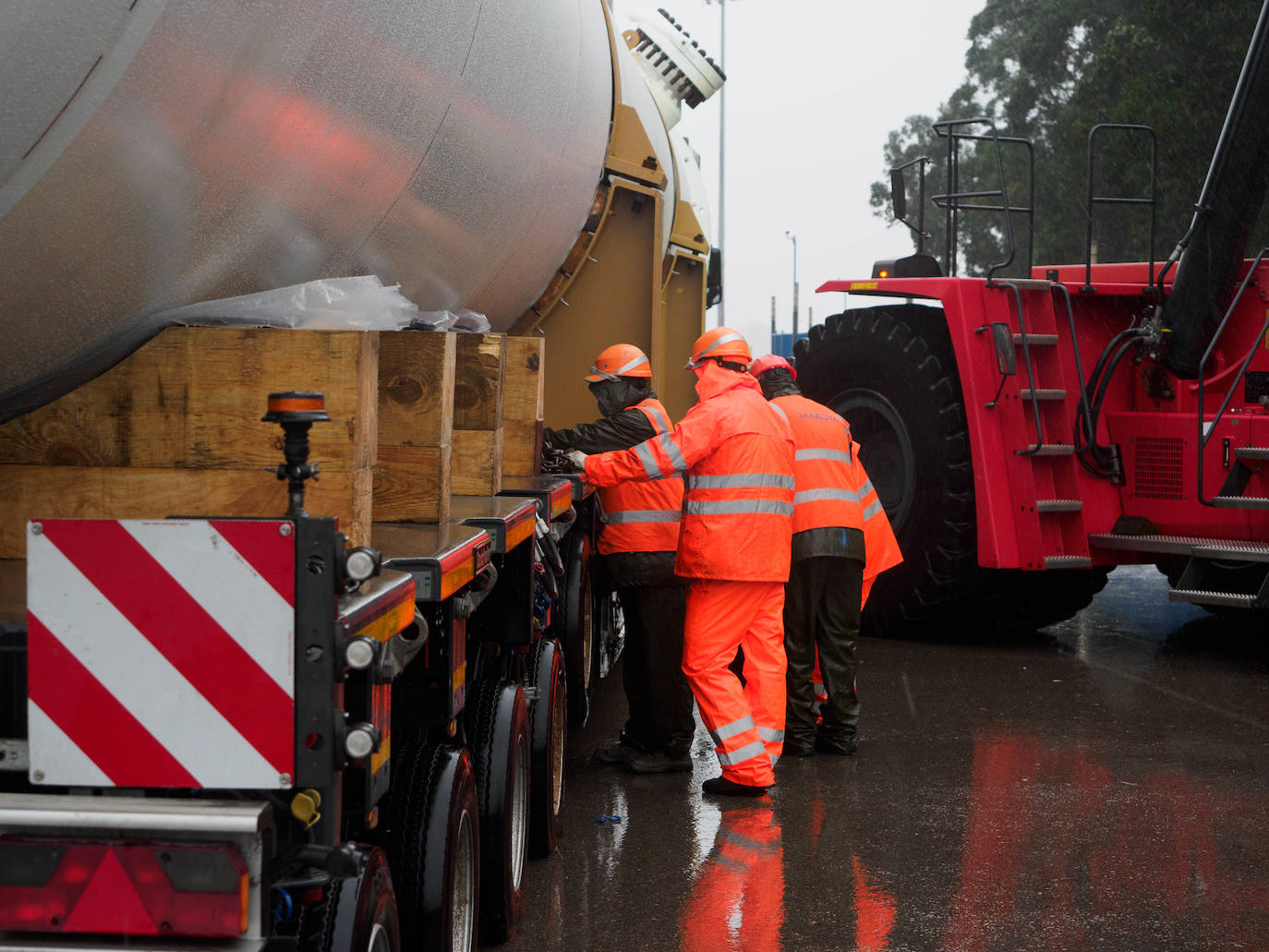 Fotos: La carga de los depósitos de hidrógeno de Idesa