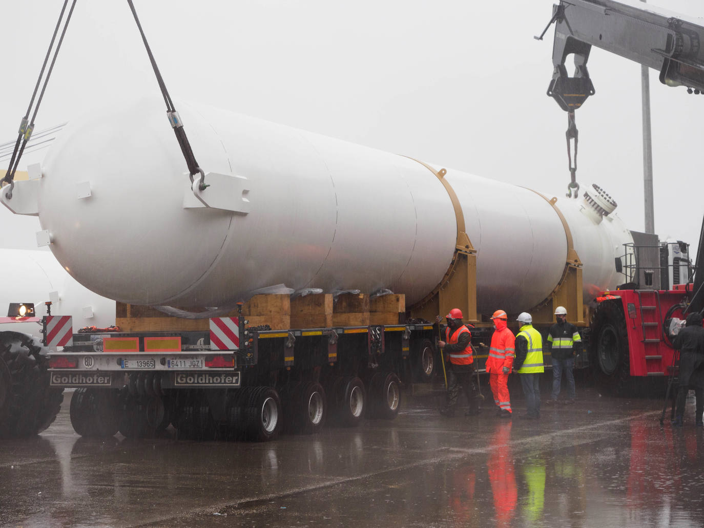 Fotos: La carga de los depósitos de hidrógeno de Idesa