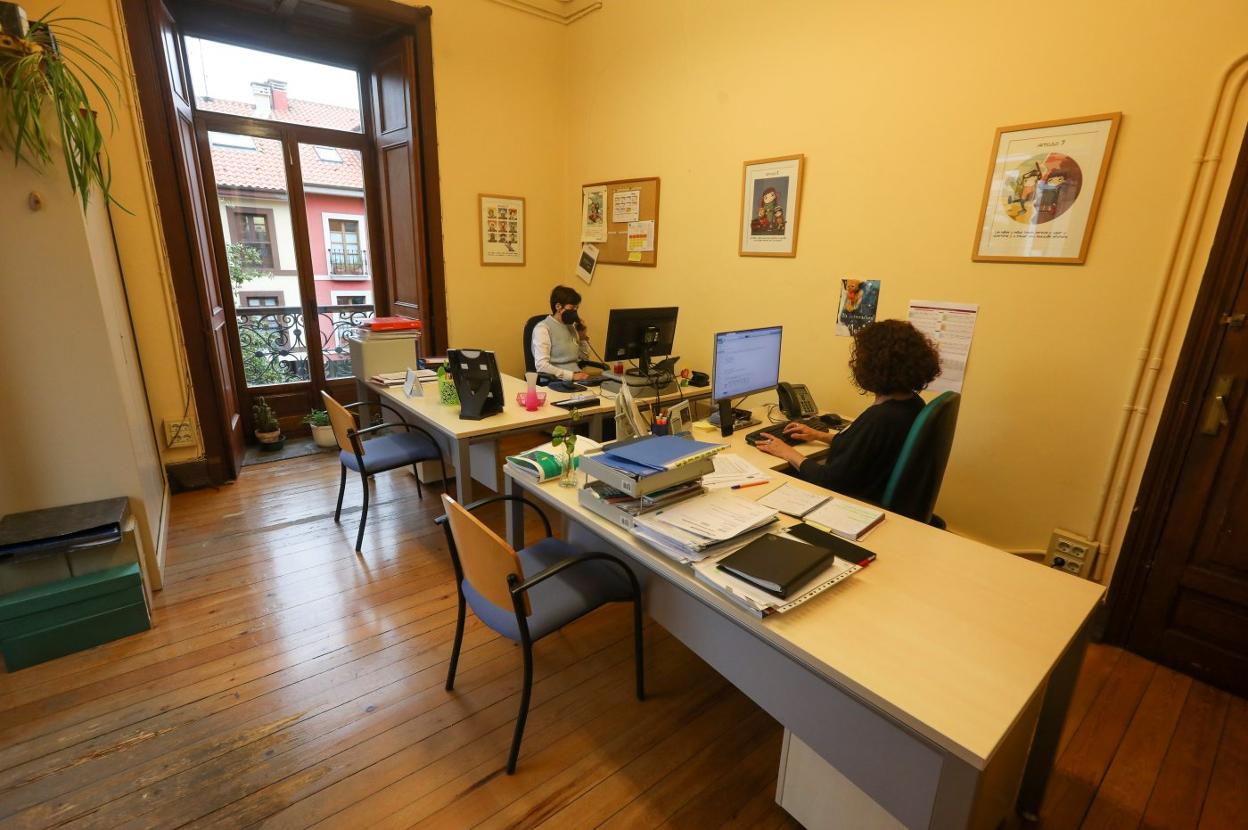 Trabajadoras de Servicios Sociales en las oficinas de Galiana, desde donde se coordina el área. 