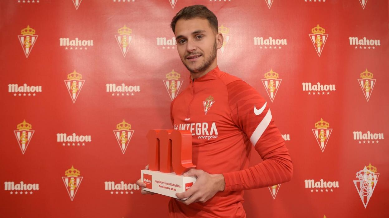 Fran Villalba, ayer, durante la entrega del premio de Mahou. 