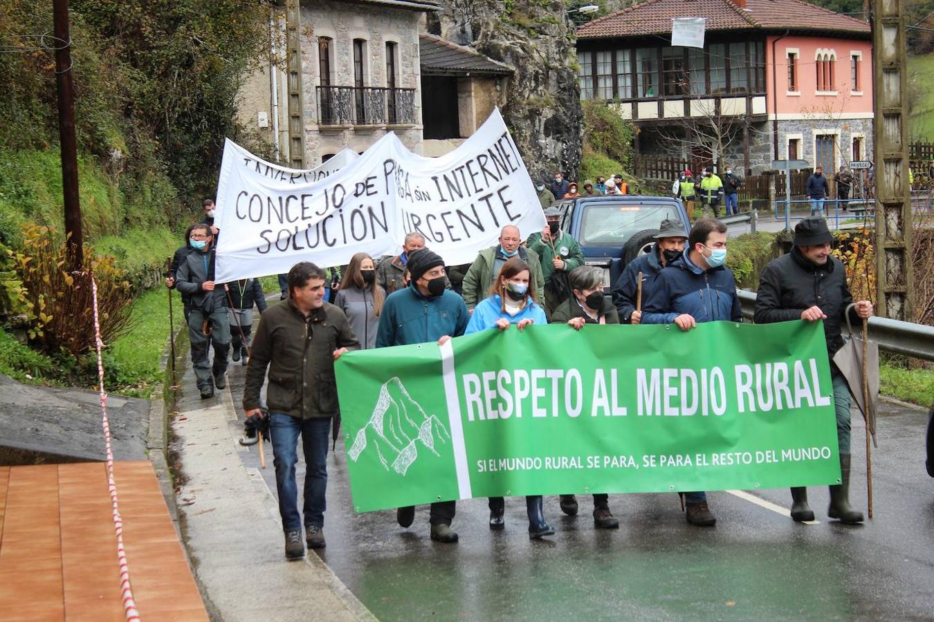 Fotos: Ganaderos y vecinos exigen en Ponga «respeto al medio rural»