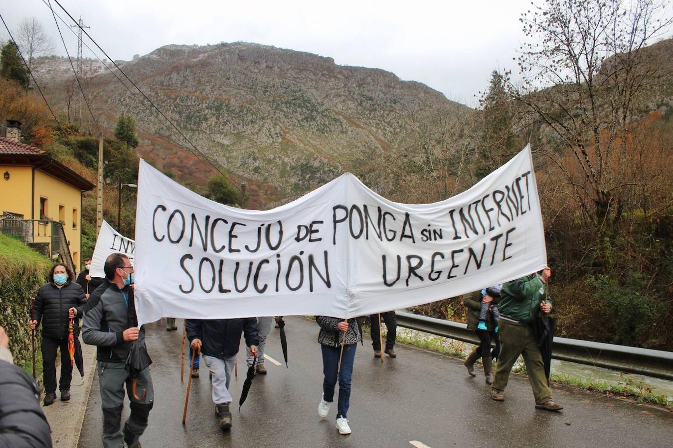 Fotos: Ganaderos y vecinos exigen en Ponga «respeto al medio rural»