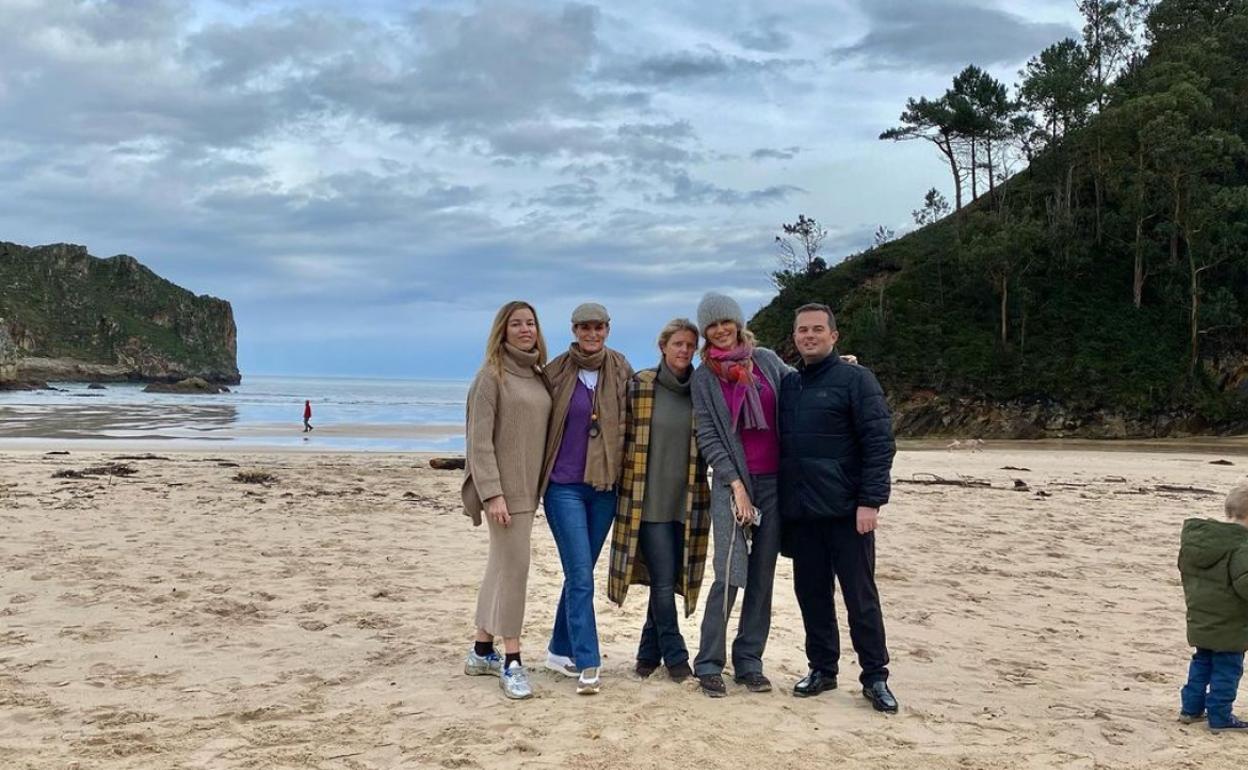 María Zurita Borbón y Susanna Griso posan junto a otros amigos en la playa de La Franca