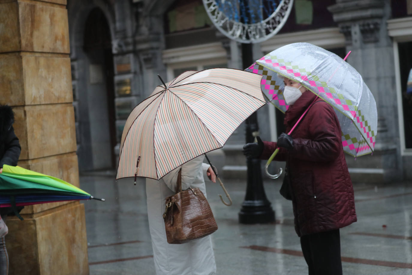 El temporal 'Barra' aún se hace notar en el Cantábrico. Las precipitaciones son persistentes y fuertes, especialmente, en el oriente asturiano. Junto con las rachas de viento, la imagen de la costa asturiana es de grandes olas.