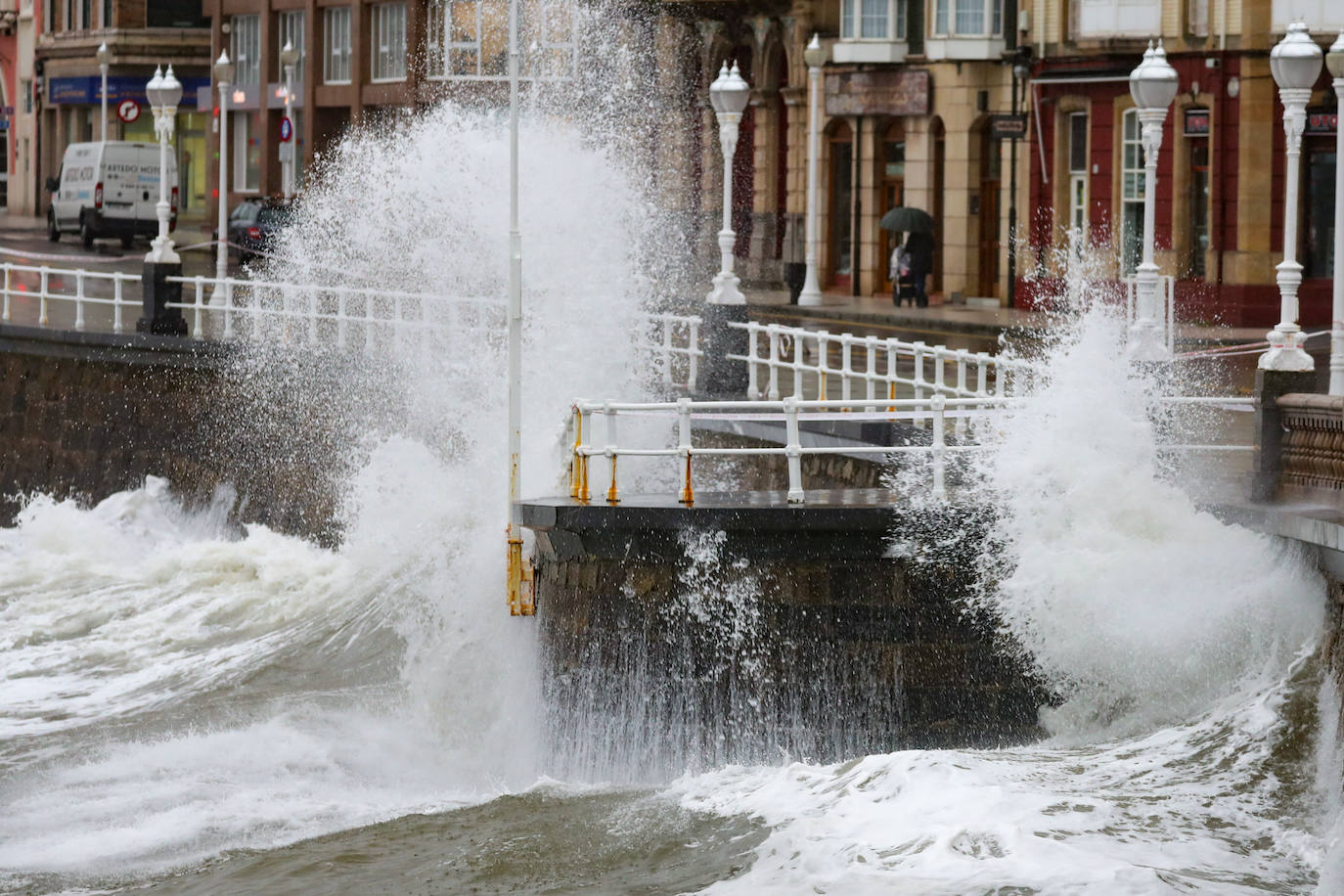 El temporal 'Barra' aún se hace notar en el Cantábrico. Las precipitaciones son persistentes y fuertes, especialmente, en el oriente asturiano. Junto con las rachas de viento, la imagen de la costa asturiana es de grandes olas.