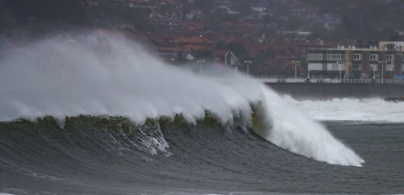 El temporal 'Barra' aún se hace notar en el Cantábrico. Las precipitaciones son persistentes y fuertes, especialmente, en el oriente asturiano. Junto con las rachas de viento, la imagen de la costa asturiana es de grandes olas.
