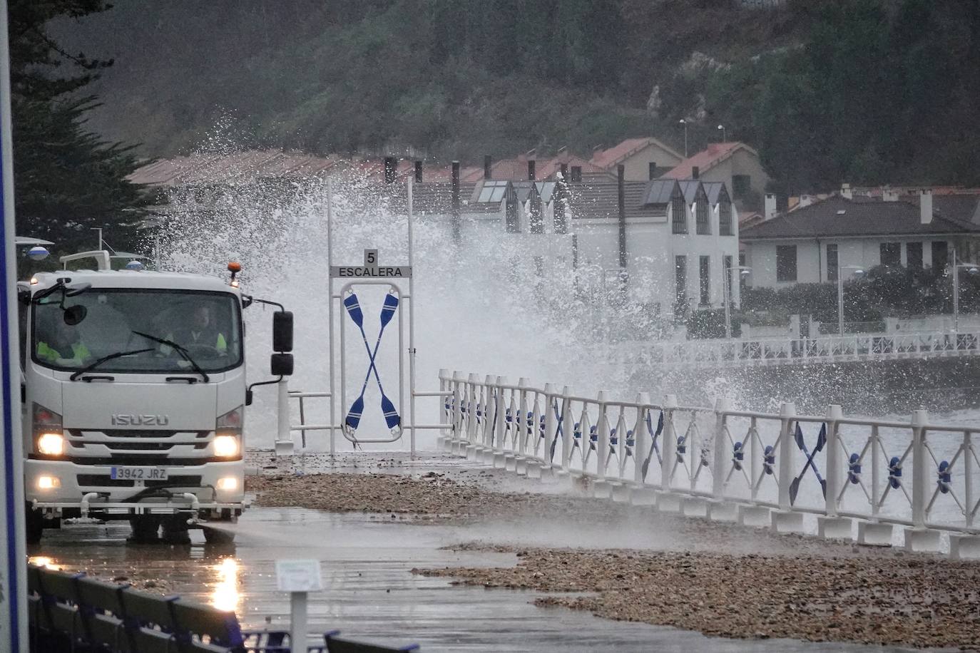 El temporal 'Barra' aún se hace notar en el Cantábrico. Las precipitaciones son persistentes y fuertes, especialmente, en el oriente asturiano. Junto con las rachas de viento, la imagen de la costa asturiana es de grandes olas.