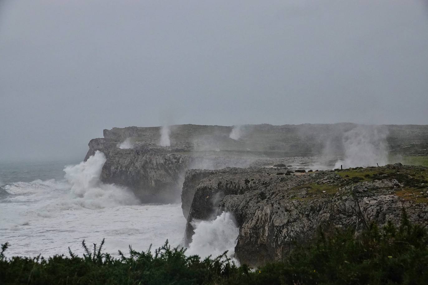 El temporal 'Barra' aún se hace notar en el Cantábrico. Las precipitaciones son persistentes y fuertes, especialmente, en el oriente asturiano. Junto con las rachas de viento, la imagen de la costa asturiana es de grandes olas.