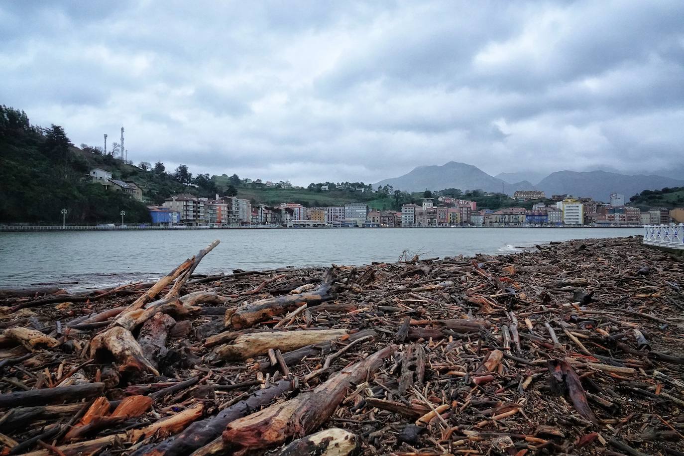 El temporal 'Barra' aún se hace notar en el Cantábrico. Las precipitaciones son persistentes y fuertes, especialmente, en el oriente asturiano. Junto con las rachas de viento, la imagen de la costa asturiana es de grandes olas.