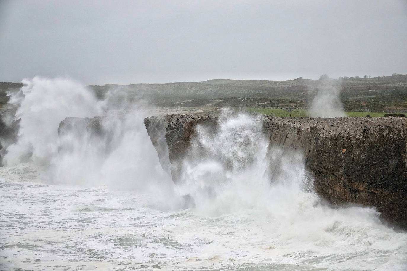 El temporal 'Barra' aún se hace notar en el Cantábrico. Las precipitaciones son persistentes y fuertes, especialmente, en el oriente asturiano. Junto con las rachas de viento, la imagen de la costa asturiana es de grandes olas.