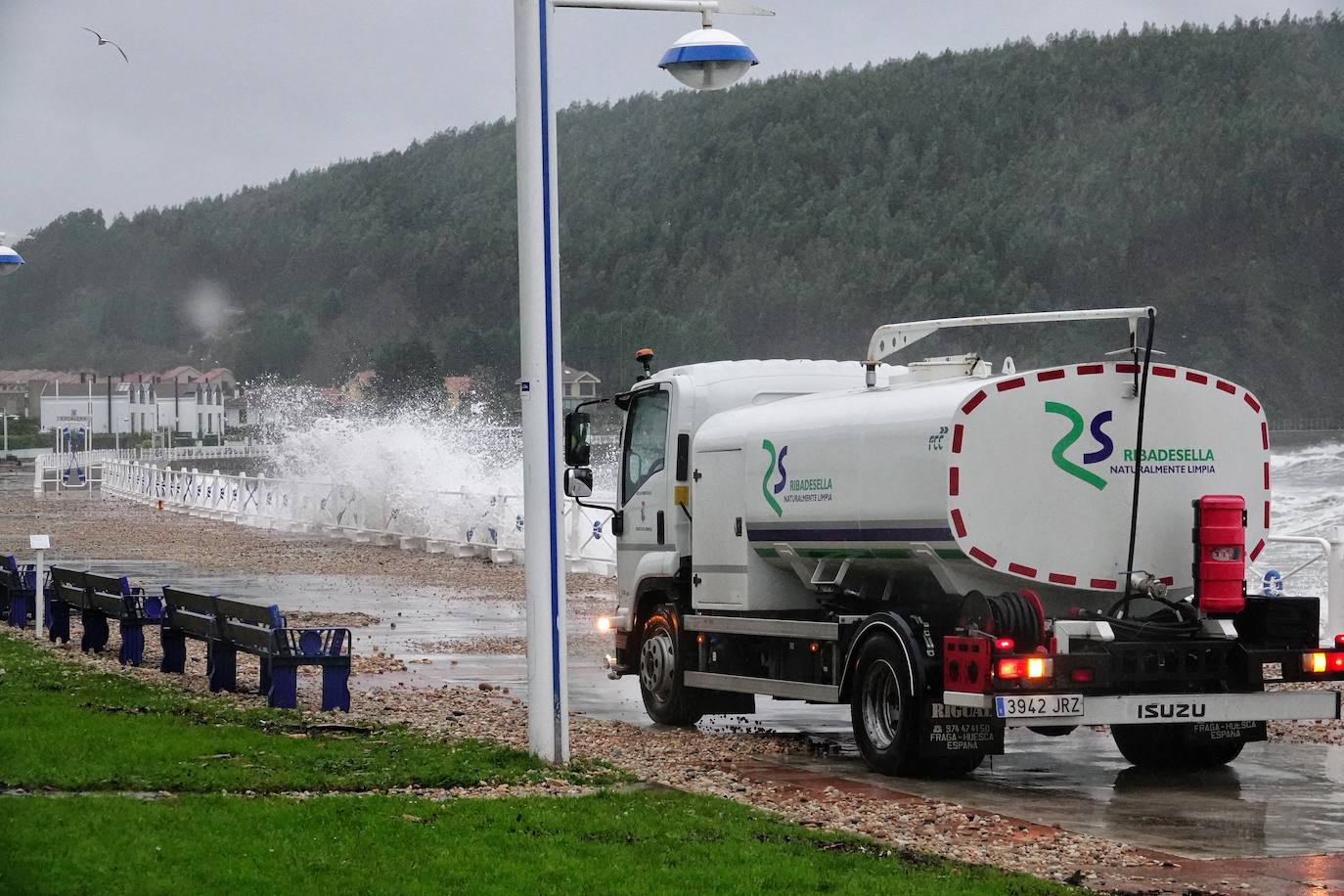 El temporal 'Barra' aún se hace notar en el Cantábrico. Las precipitaciones son persistentes y fuertes, especialmente, en el oriente asturiano. Junto con las rachas de viento, la imagen de la costa asturiana es de grandes olas.