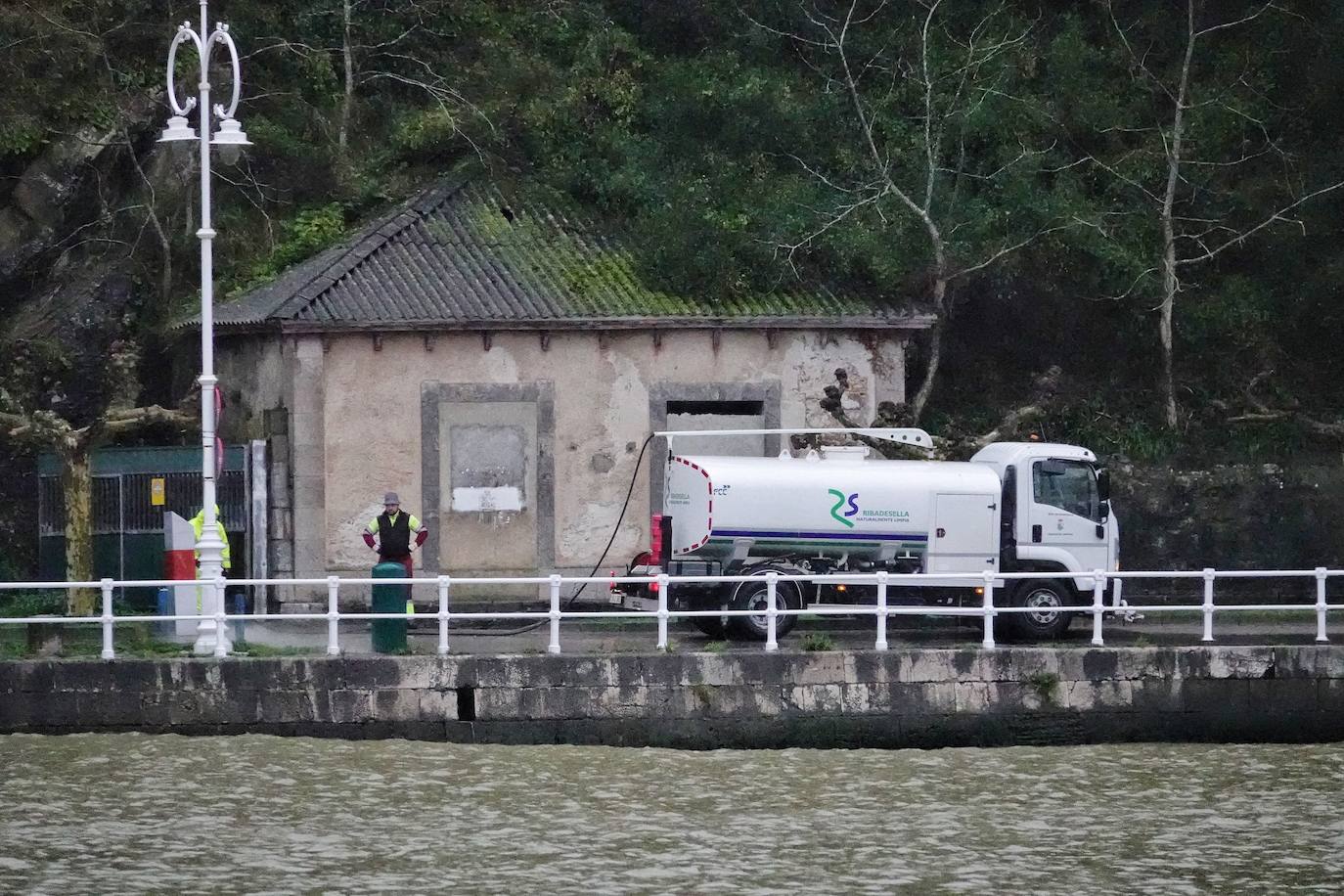 El temporal 'Barra' aún se hace notar en el Cantábrico. Las precipitaciones son persistentes y fuertes, especialmente, en el oriente asturiano. Junto con las rachas de viento, la imagen de la costa asturiana es de grandes olas.