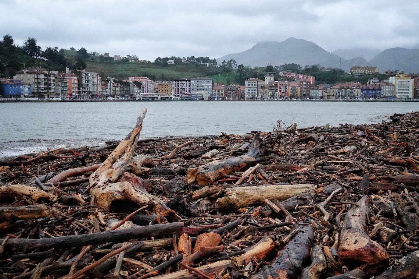 El temporal 'Barra' aún se hace notar en el Cantábrico. Las precipitaciones son persistentes y fuertes, especialmente, en el oriente asturiano. Junto con las rachas de viento, la imagen de la costa asturiana es de grandes olas.