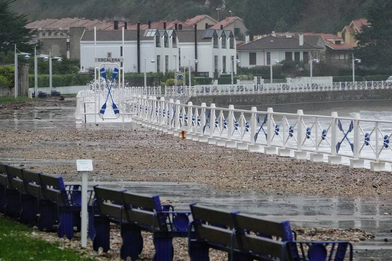 El temporal 'Barra' aún se hace notar en el Cantábrico. Las precipitaciones son persistentes y fuertes, especialmente, en el oriente asturiano. Junto con las rachas de viento, la imagen de la costa asturiana es de grandes olas.