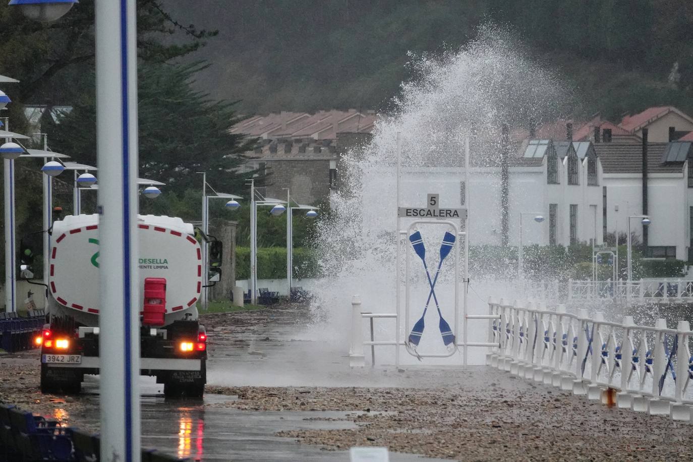 El temporal 'Barra' aún se hace notar en el Cantábrico. Las precipitaciones son persistentes y fuertes, especialmente, en el oriente asturiano. Junto con las rachas de viento, la imagen de la costa asturiana es de grandes olas.