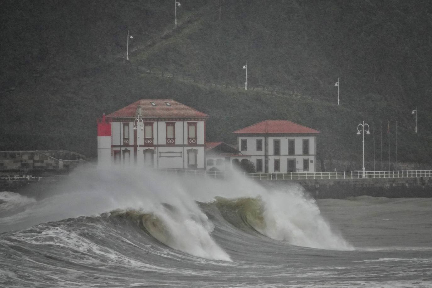 El temporal 'Barra' aún se hace notar en el Cantábrico. Las precipitaciones son persistentes y fuertes, especialmente, en el oriente asturiano. Junto con las rachas de viento, la imagen de la costa asturiana es de grandes olas.