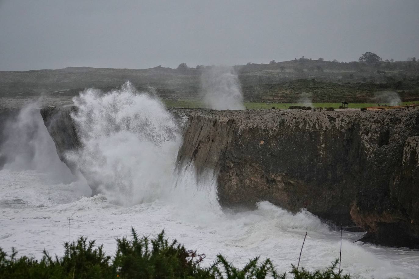 El temporal 'Barra' aún se hace notar en el Cantábrico. Las precipitaciones son persistentes y fuertes, especialmente, en el oriente asturiano. Junto con las rachas de viento, la imagen de la costa asturiana es de grandes olas.