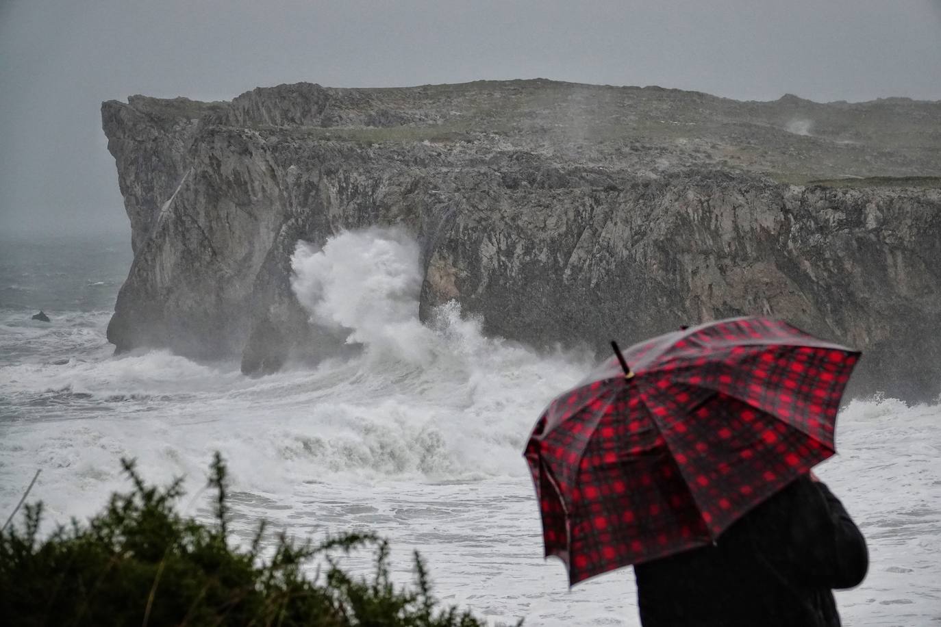 El temporal 'Barra' aún se hace notar en el Cantábrico. Las precipitaciones son persistentes y fuertes, especialmente, en el oriente asturiano. Junto con las rachas de viento, la imagen de la costa asturiana es de grandes olas.