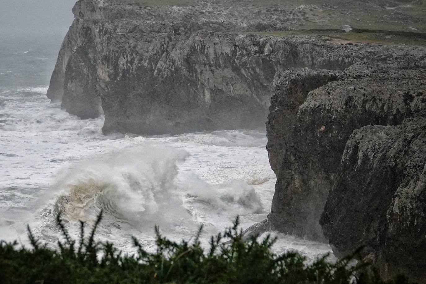 El temporal 'Barra' aún se hace notar en el Cantábrico. Las precipitaciones son persistentes y fuertes, especialmente, en el oriente asturiano. Junto con las rachas de viento, la imagen de la costa asturiana es de grandes olas.