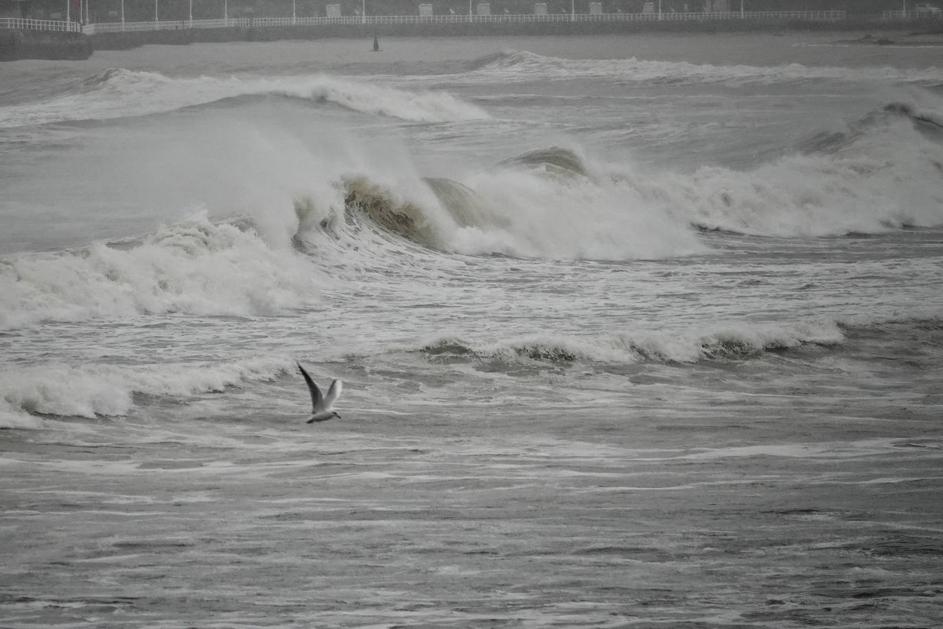 El temporal 'Barra' aún se hace notar en el Cantábrico. Las precipitaciones son persistentes y fuertes, especialmente, en el oriente asturiano. Junto con las rachas de viento, la imagen de la costa asturiana es de grandes olas.