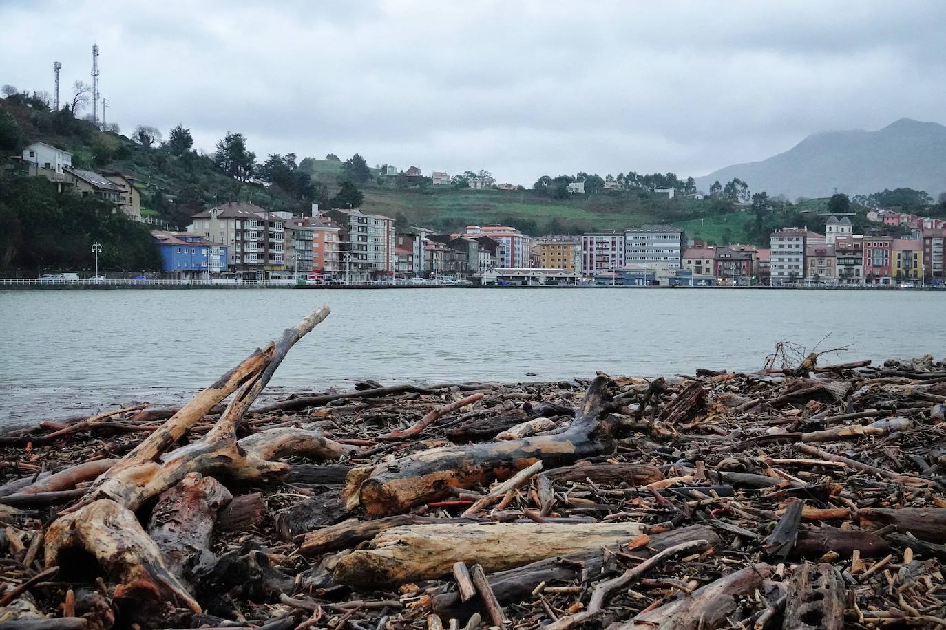 El temporal 'Barra' aún se hace notar en el Cantábrico. Las precipitaciones son persistentes y fuertes, especialmente, en el oriente asturiano. Junto con las rachas de viento, la imagen de la costa asturiana es de grandes olas.