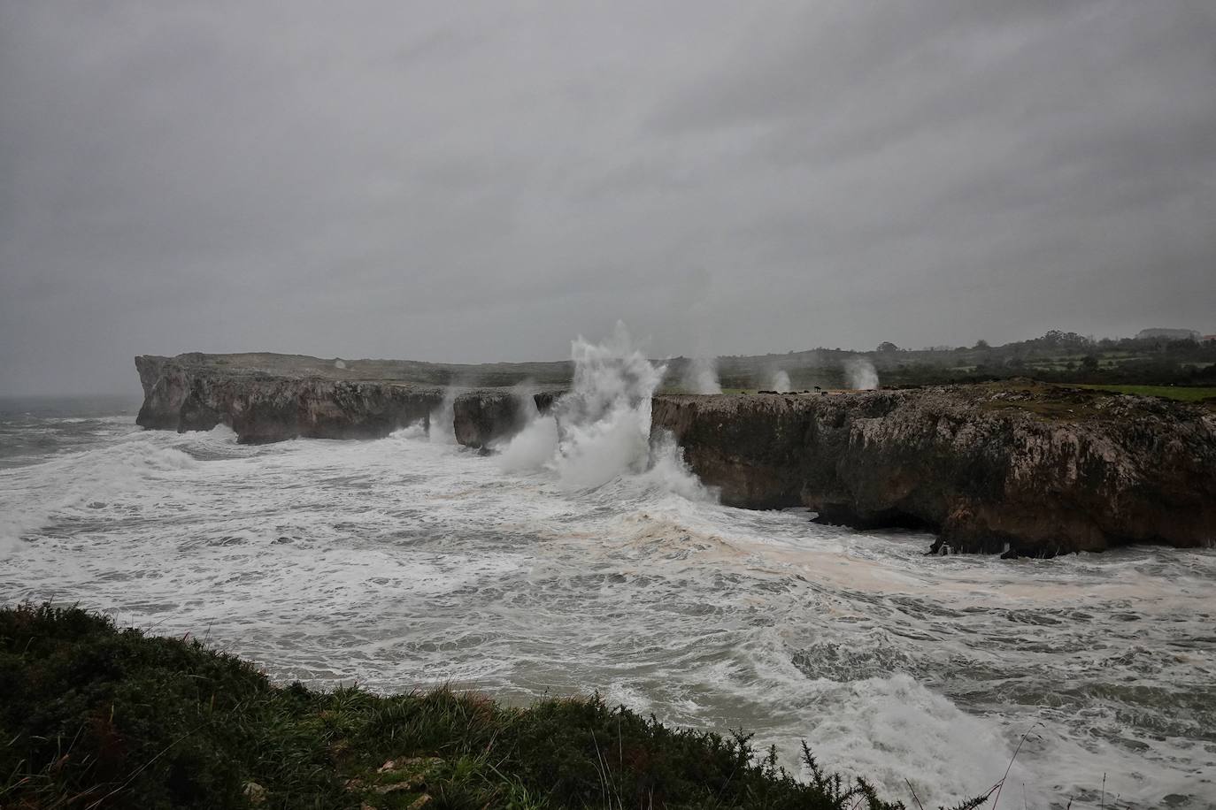 El temporal 'Barra' aún se hace notar en el Cantábrico. Las precipitaciones son persistentes y fuertes, especialmente, en el oriente asturiano. Junto con las rachas de viento, la imagen de la costa asturiana es de grandes olas.