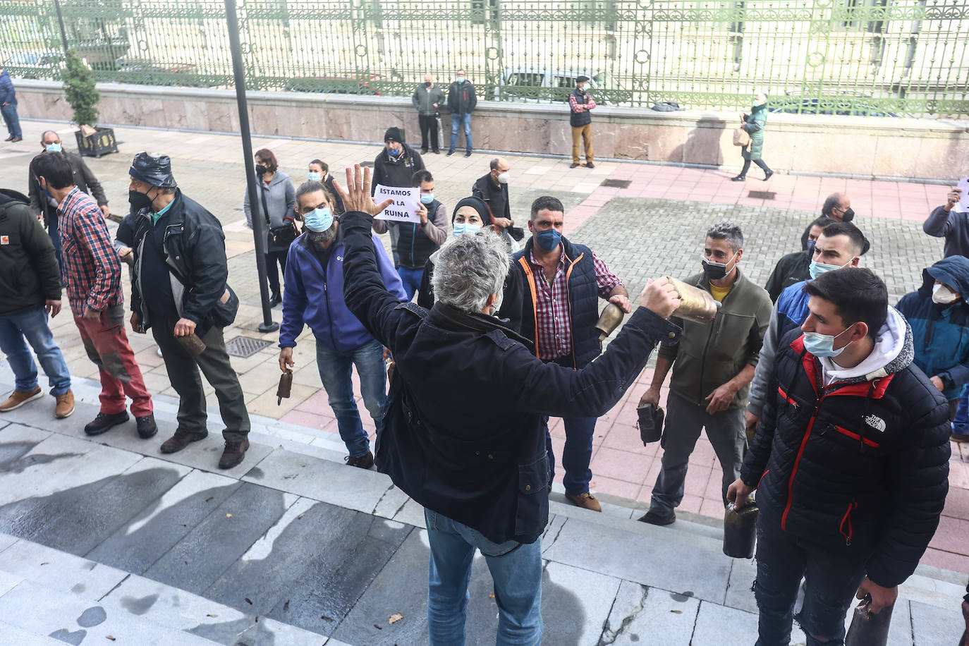 Los ganaderos han agitado sus cencerros frente al Palacio del Gobierno de Asturias para protestar contra los precios abusivos de la leche y la protección del lobo.