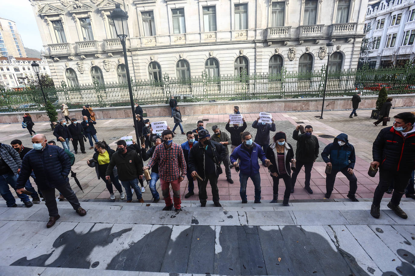 Los ganaderos han agitado sus cencerros frente al Palacio del Gobierno de Asturias para protestar contra los precios abusivos de la leche y la protección del lobo.