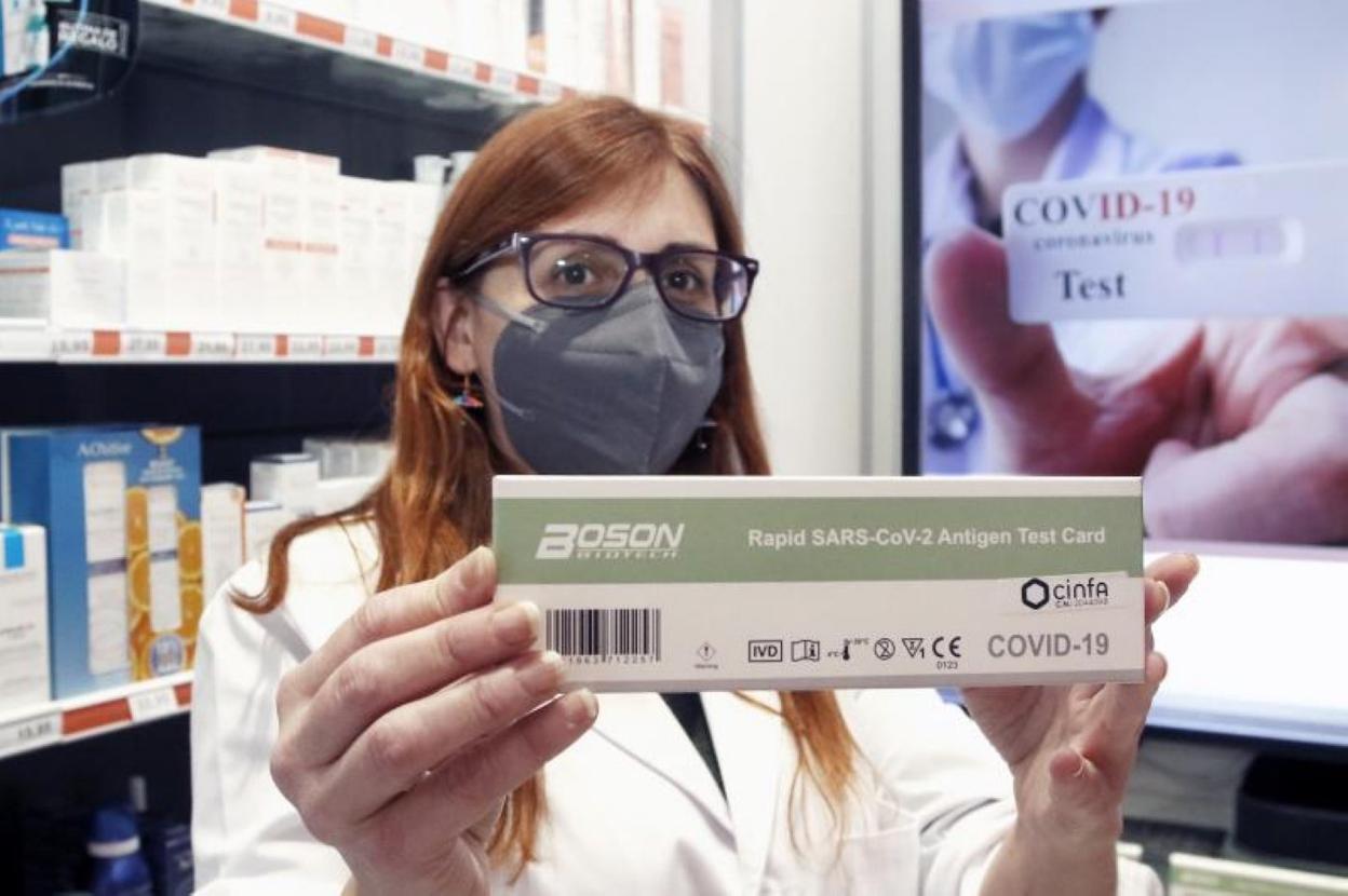 Yolanda Bao, con uno de los test rápidos que se comercializan en la farmacia Begoña. 