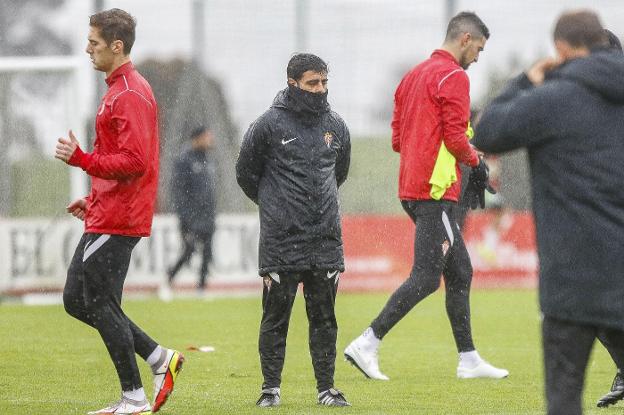 David Gallego, ayer, en el inicio del último entrenamiento antes del partido de esta noche frente al Huesca. 