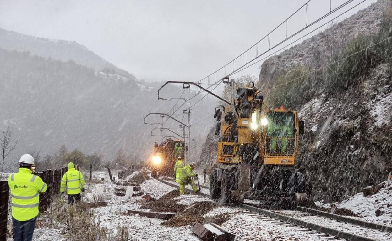 Trabajos para restablecer el tráfico ferroviario entre Asturias y León. 