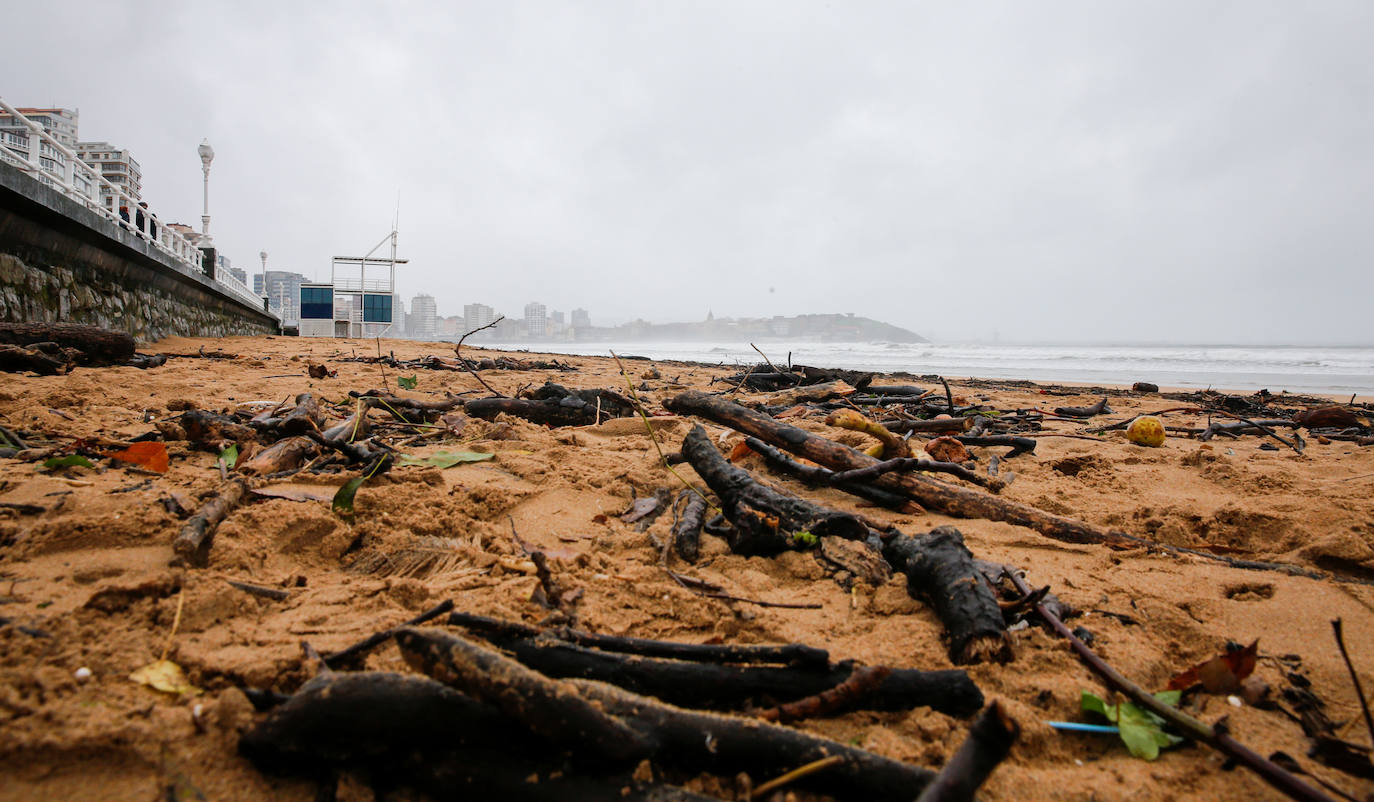 La marea ha llenado la playa gijonesa de San Lorenzo de palos 