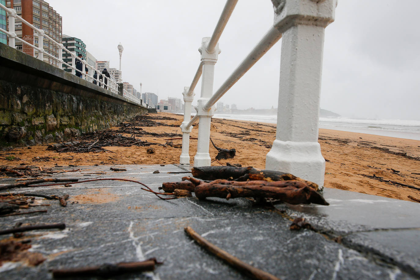 La marea ha llenado la playa gijonesa de San Lorenzo de palos 