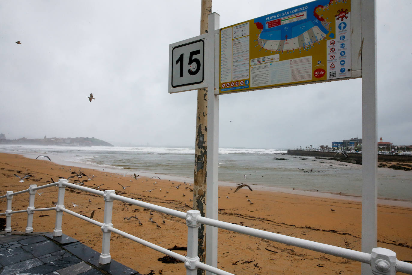 La marea ha llenado la playa gijonesa de San Lorenzo de palos 