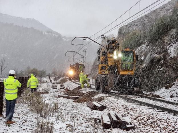 Asturias recupera el tren con la meseta tras 12 días de corte