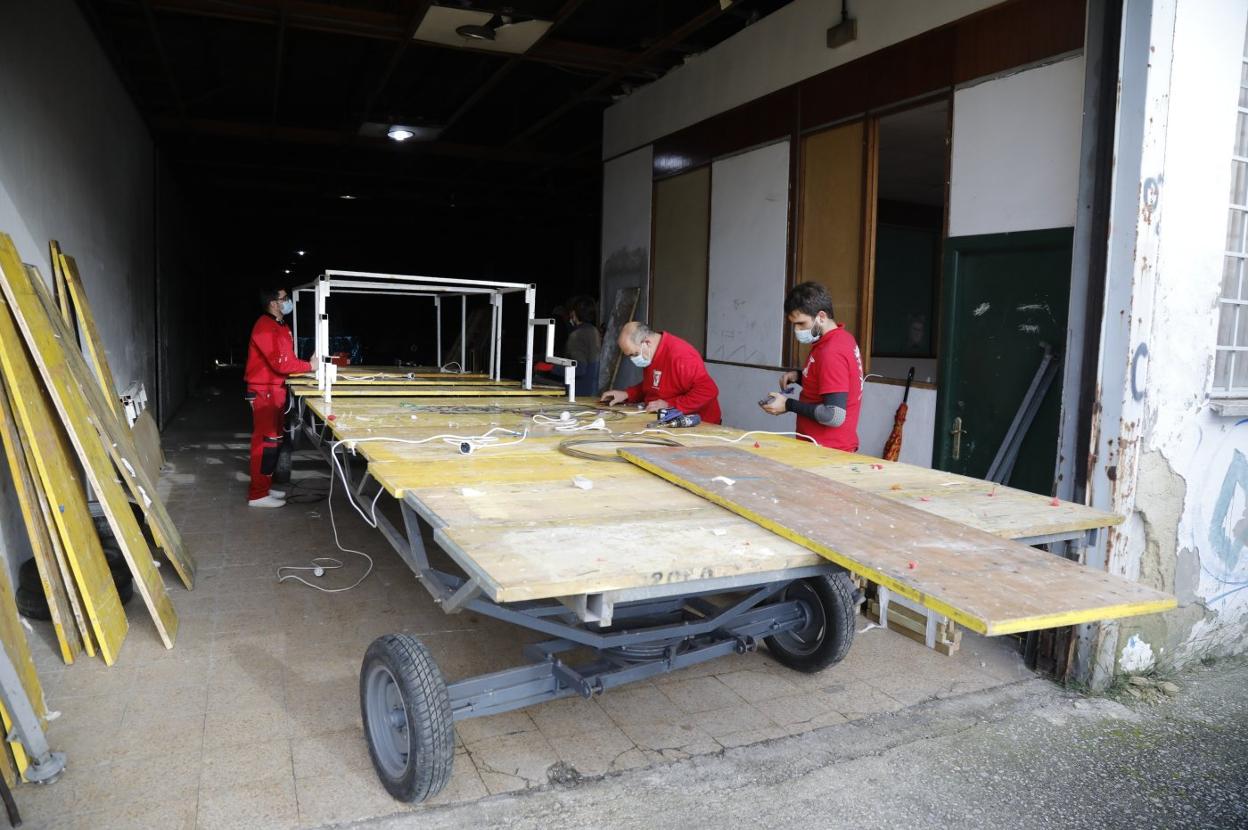Operarios de la empresa cántabra montando las plataformas. 