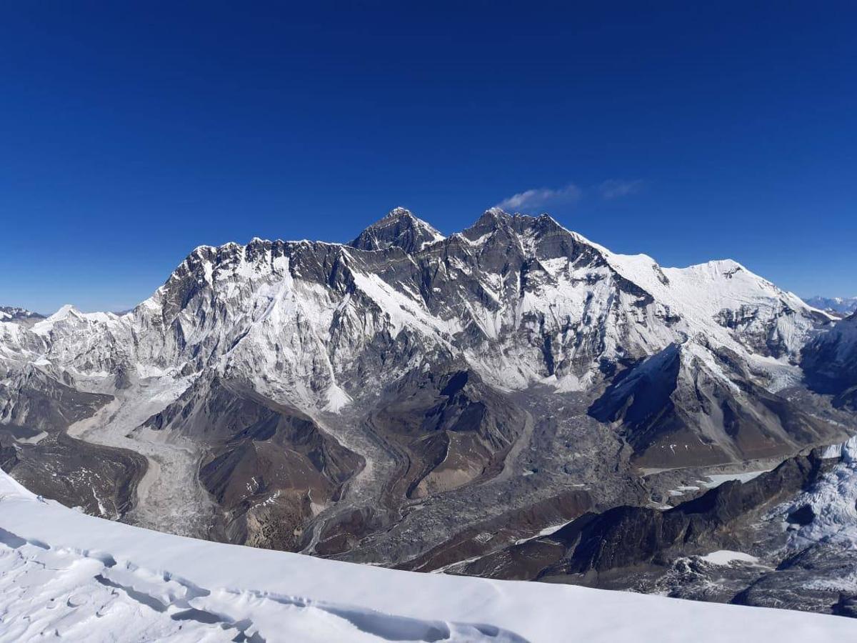 Ama Dablam (Nepal): Esta imponente montaña ubicada en la parte este del Himalaya nepalí y encargada de dominar el cielo oriental en el Himalaya, alcanza los 6.812 m en su pico principal ylos 5.563 en el pico occidental. Una de las montañas más impresionantes y bellas del mundo a la que algunos califican como el Cervino de los Himalayas. Desde su cima alcanza a ver otras imponentes montañas como el Cho Oyu, el Lhotse, Nuptse, Makalu o el Everest, entre otras. La mejor época para ascender hasta su cumbre es en otoño en los meses de octubre y noviembre, aunque también puede escalarse en primavera, la diferencia es que en esos meses hace más frío y hay más nieve, por lo tanto la ascensión es aún más difícil.