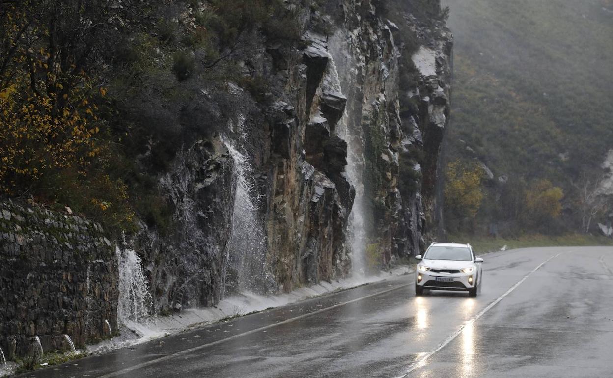 La ladera rezuma agua al paso de la AS-17 por las inmediaciones del embalse de Tanes, en Caso. 