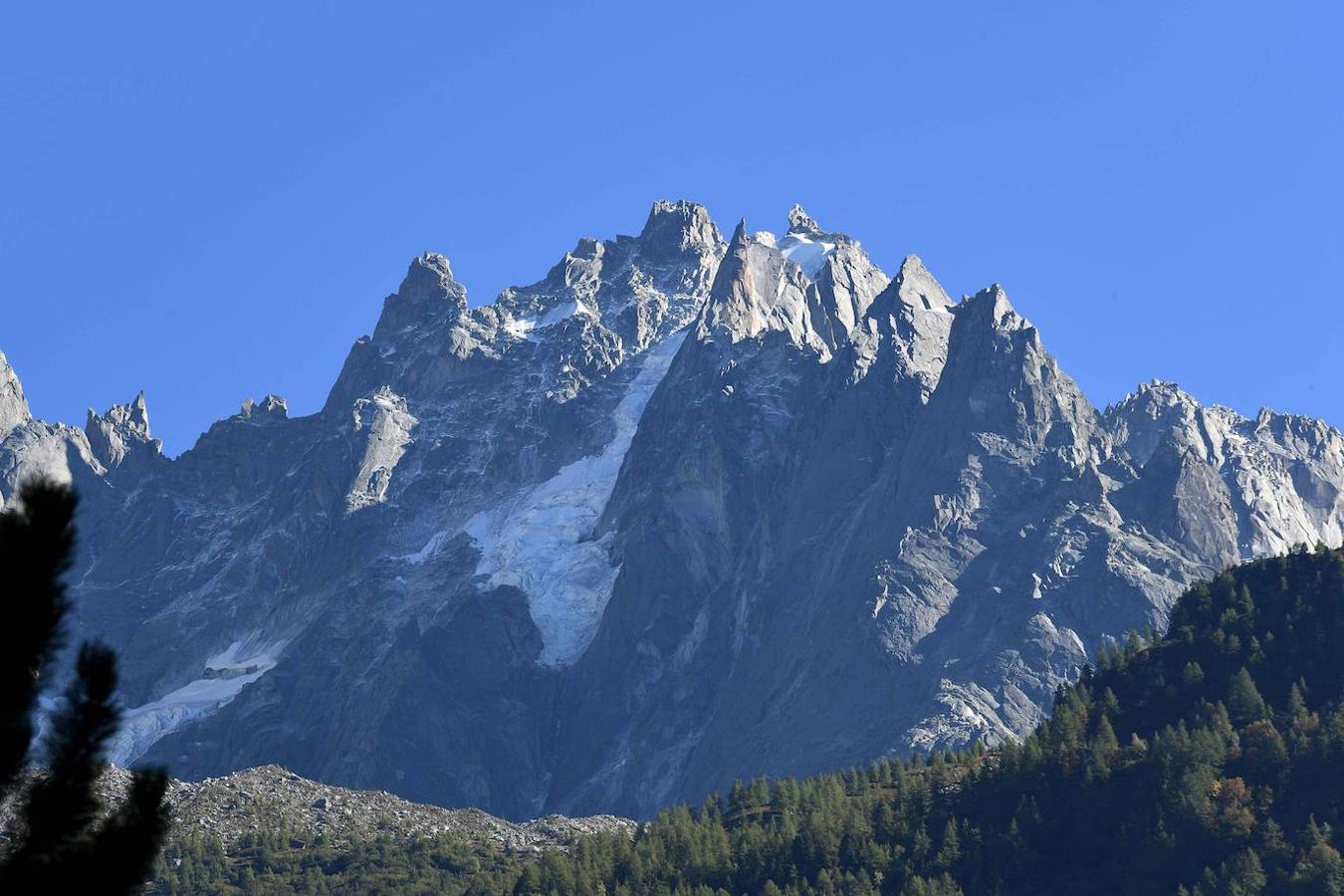 Mont Blanc (Francia e Italia): El Mont Blanc es conocido como el techo de Europa Occidental por ser una de las montañsa más altas de la Unión Europea con 4.810 metros de altura. Un hecho que la ha convertido en el tercer lugar más visitado del mundo para practicar alpinismo, senderismo, esquí fuera de pista, escalada... A pesar de todo lo que ofrece esta montaña en cuanto a deportes, la ascensión hasta su cumbre requiere de una muy buena condición física y la presencia de un guía profesional especializado en alta montaña.