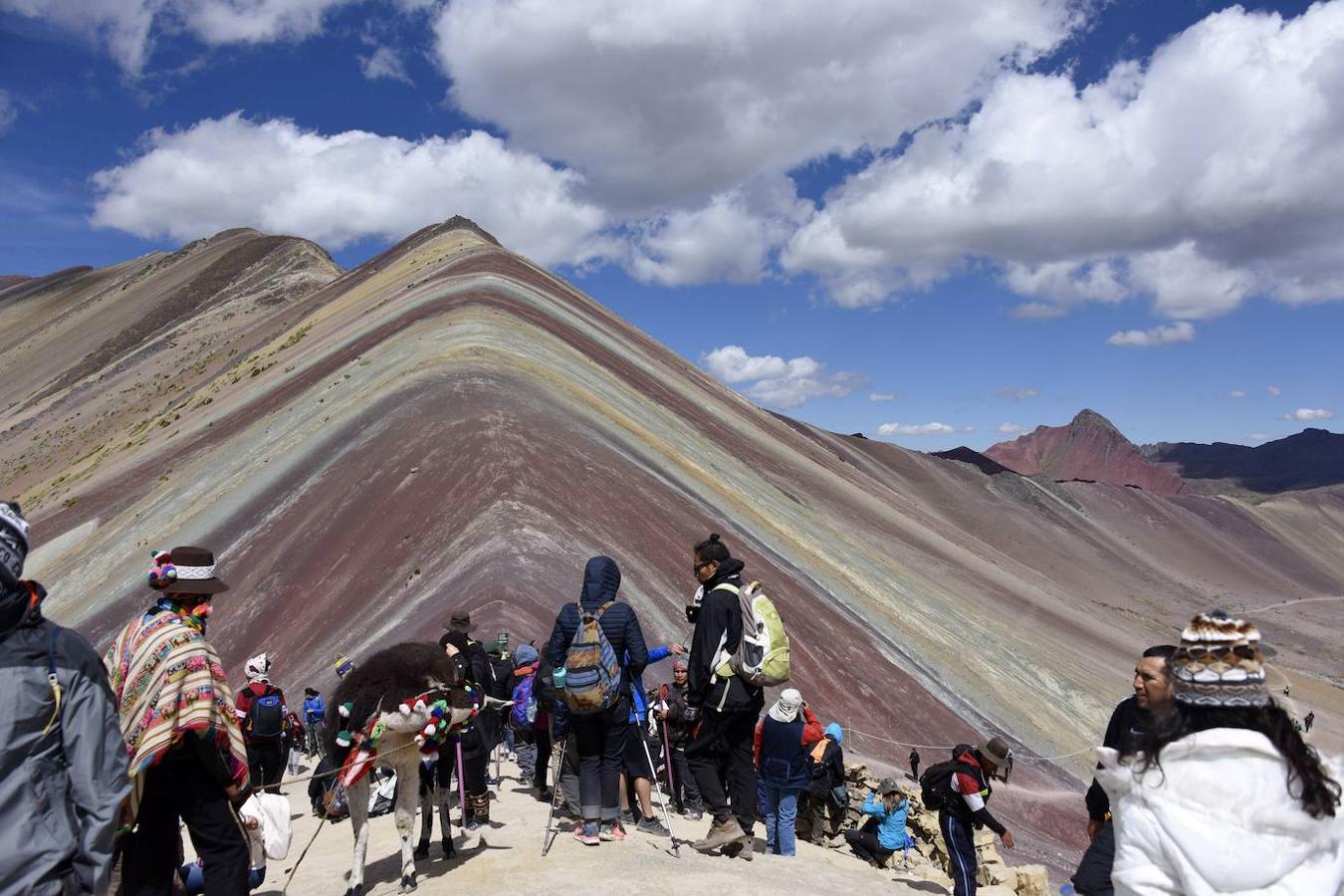 Montaña de los siete colores (Perú): La montaña de los 7 colores es una de las más impresionantes y más bonitas del mundo. Se encuentra situada a 5.200 metros sobre el nivel del mar y en la Cordillera del Vilcanota en el distrito de Pitumarca. Sus laderas y cumbres teñidas por franjas de tonos turquesa, rojo, lavanda, fucsia, amarillo o incluso dorado consiguen crear uno de los espectáculos visuales más bellos y fotografiados del mundo. Una composición de colores que se deben a la composición de minerales que tiene y que provienen de arcillas rojas, fangolitas, arenisca cuarzosa, filitas o por sus areniscas calcáreas ricas en minerales sulfurados que son las causantes por ejemplo de los tonos amarillos.