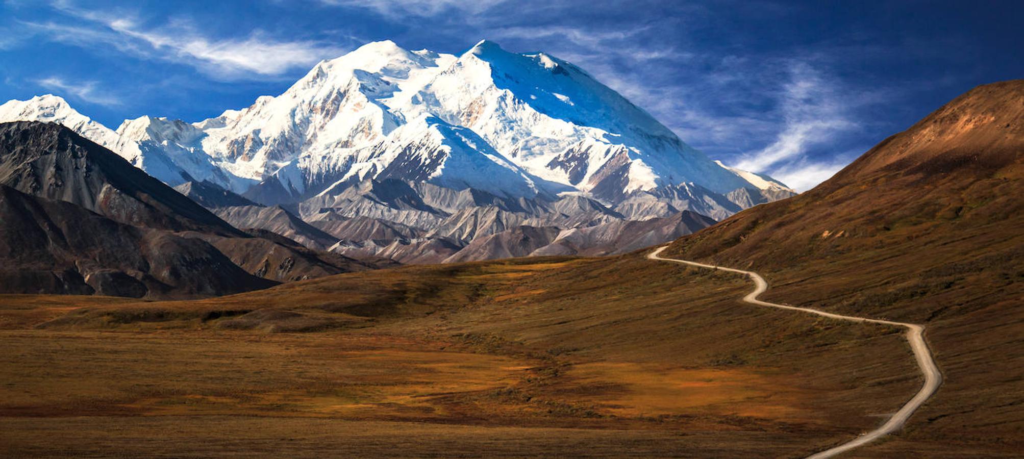 Monte Denali (Alaska): El pico McKinley o Denali, así es como se conoce a la montaña más alta de Estados Unidos y de toda América del norte con sus 6.168 metros de altitud. Un lugar que a lo largo de la historia ha sido considerado como sagrado por las tribus indígenas de Alaska y cuya primera ascensión fue realizada en 1913 por un misionero y explorador angloamericano, Hudson Stuck. Por su proximidad al Círculo Polar Ártico también se trata de una de las montañas más gélidas del planeta.