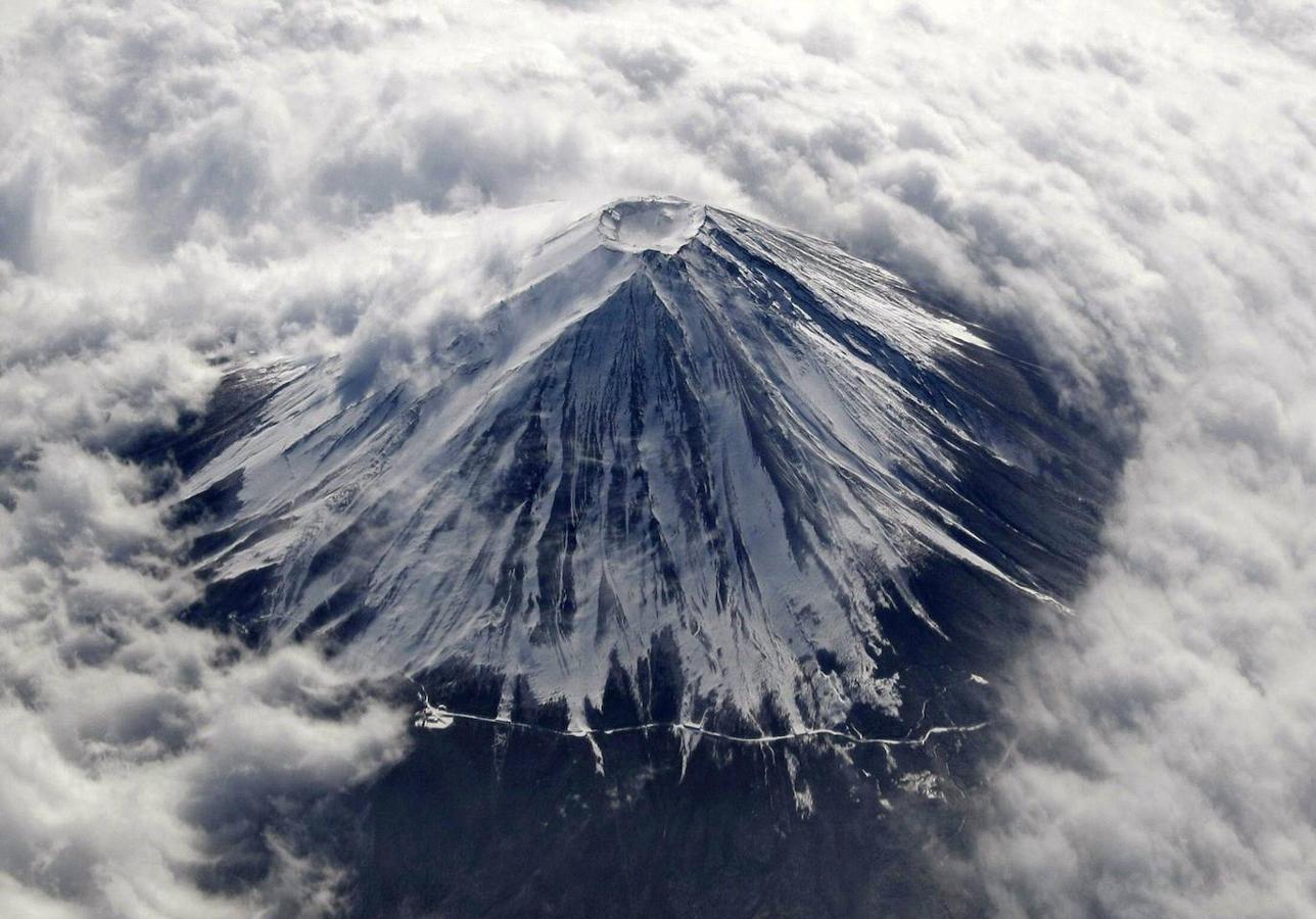 Monte Fuji (Japón): Además de ser un símbolo de Japón y la montaña sagrada más venerada por los japoneses, el Monte Fuji es conocido también por tratarse de un volcán que lleva inactivo desde 1708 y que cuenta con una altitud de 2.400 metros de altura. Su característico manto blanco de nieve coronando su cima es uno de los detalles que también la han convertido en uno de los más fotografiados. Junto con el monte Tate y el Haku, el Fuji es una de las tres montañas sagradas de Japón debido a que ha estado presente en numerosas pinturas y en la literatura japonesa desde hace siglos.