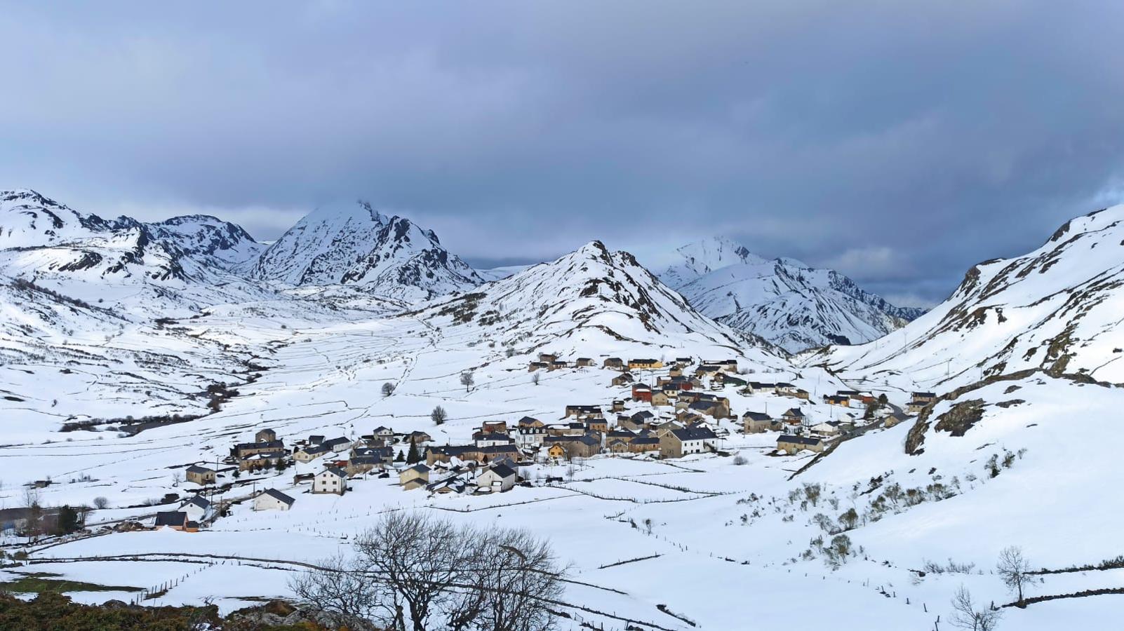 Un magnífico espectáculo ofrecían las zonas altas de Somiedo en la tarde de este sábado, cuando la mejoría del tiempo abrió por fin los cielos al sol tras varias semanas de precipitaciones continuas.