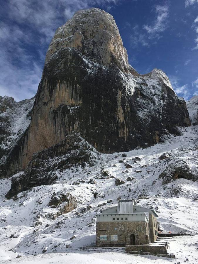 Picu Urriellu (Asturias): Sin necesidad de irnos muy lejos nos encontramos con una de las cumbres más visitadas y emblemáticas, como es el Picu Urriellu. Una de las montañas más bonitas de Asturias, así como también de toda España y que atrae a turistas de todo el mundo. Por eso no es de extrañar que su cima se haya convertido en un auténtico sueño para muchos montañeros y sobre todo escaladores. Y es que para acceder a la cima de esta gran mole caliza de 2.519 metros de altitud, que se encuentra en pleno Parque Nacional de Picos de Europa.