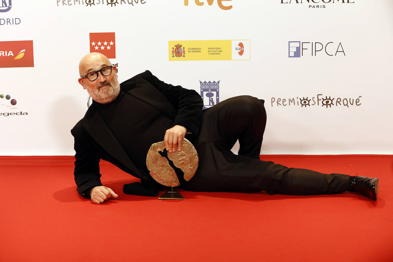 Los Premios José María Forqué han celebrado su 27 edición con 'El buen patrón' (mejor película) y 'Hierro' (mejor serie) como grandes triunfadoras de la noche. La alfombra roja ha estado repleta de grandes celebridades, como la actriz asturiana Paula Echevarría, Javier Cámara (mejor interpretación masculina) o Blanca Portillo (mejor interpretación femenina). 