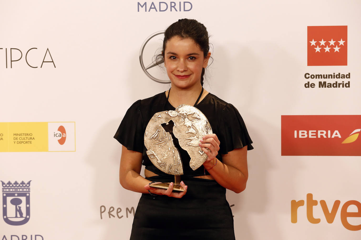 Los Premios José María Forqué han celebrado su 27 edición con 'El buen patrón' (mejor película) y 'Hierro' (mejor serie) como grandes triunfadoras de la noche. La alfombra roja ha estado repleta de grandes celebridades, como la actriz asturiana Paula Echevarría, Javier Cámara (mejor interpretación masculina) o Blanca Portillo (mejor interpretación femenina). 